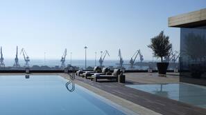 Una piscina al aire libre de temporada (de 10:00 a 18:00), sombrillas