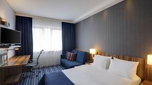 Luxe beddengoed, een bureau, verduisterende gordijnen