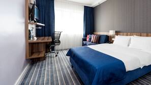 Luxe beddengoed, een bureau, verduisterende gordijnen