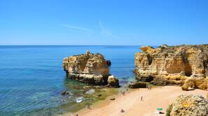 Ubicación a pie de playa y arena blanca