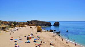 Ubicación a pie de playa y arena blanca