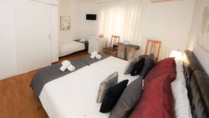 Minibar, tabla de planchar con plancha, wifi gratis y ropa de cama