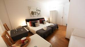 Minibar, tabla de planchar con plancha, wifi gratis y ropa de cama