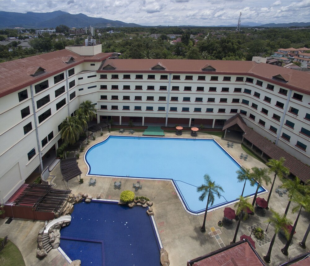 Outdoor spa tub, Swiss-inn Sungai Petani