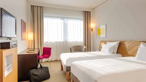 Hochwertige Bettwaren, Minibar, Zimmersafe, Schreibtisch