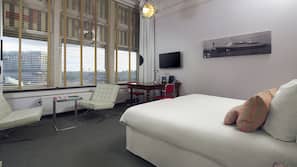 Zimmersafe, Schreibtisch, Verdunkelungsvorhänge, Bügeleisen/Bügelbrett