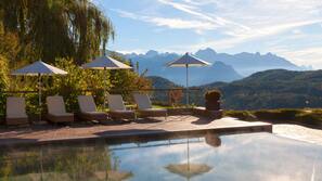 Innenpool, Außenpool, Sonnenschirme, Liegestühle