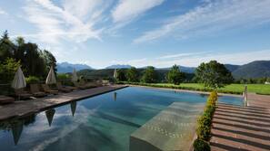 Innenpool, Außenpool, Sonnenschirme, Liegestühle