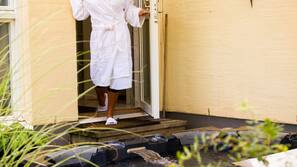 Outdoor spa bath