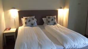 Hypo-allergenic bedding, minibar, desk, soundproofing