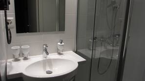 Douche, sèche-cheveux, serviettes fournies