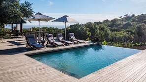 2 outdoor pools, pool loungers