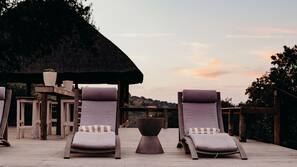 2 outdoor pools, pool loungers