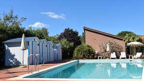 Piscina stagionale all'aperto, ombrelloni da piscina, lettini