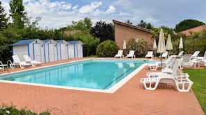 Piscina stagionale all'aperto, ombrelloni da piscina, lettini