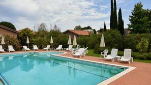 Piscina stagionale all'aperto, ombrelloni da piscina, lettini