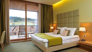 Hypo-allergenic bedding, minibar, in-room safe, desk