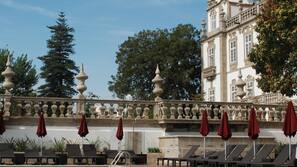 Piscina interna, piscina externa, guarda-sóis