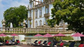 Piscina interna, piscina externa, guarda-sóis