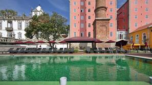 Piscina interna, piscina externa, guarda-sóis