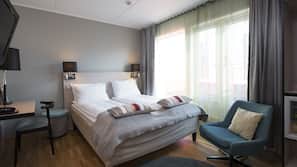 Sengetøy av topp kvalitet, senger med overmadrass, minibar og skrivebord