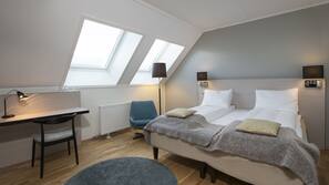 Sengetøy av topp kvalitet, senger med overmadrass, minibar og skrivebord