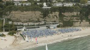 Una spiaggia nelle vicinanze, ombrelloni, teli da spiaggia