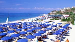 Una spiaggia nelle vicinanze, ombrelloni, teli da spiaggia