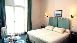 Premium bedding, in-room safe, free WiFi, bed sheets