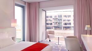 Allergikerbettwaren, Minibar, Zimmersafe, Schreibtisch