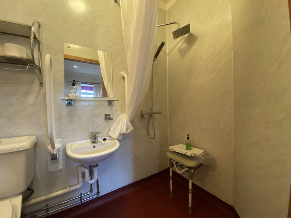 Bathroom, Columba House Hotel & Garden Restaurant