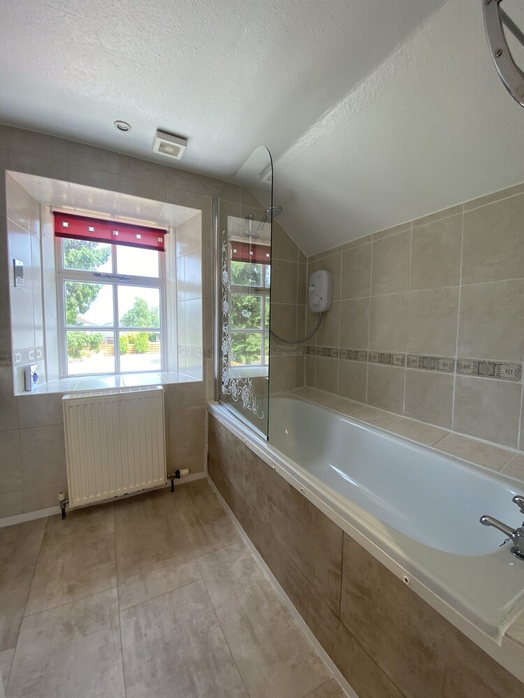 Bathroom, Columba House Hotel & Garden Restaurant