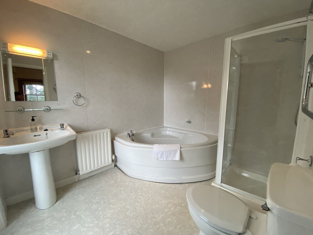 Bathroom, Columba House Hotel & Garden Restaurant