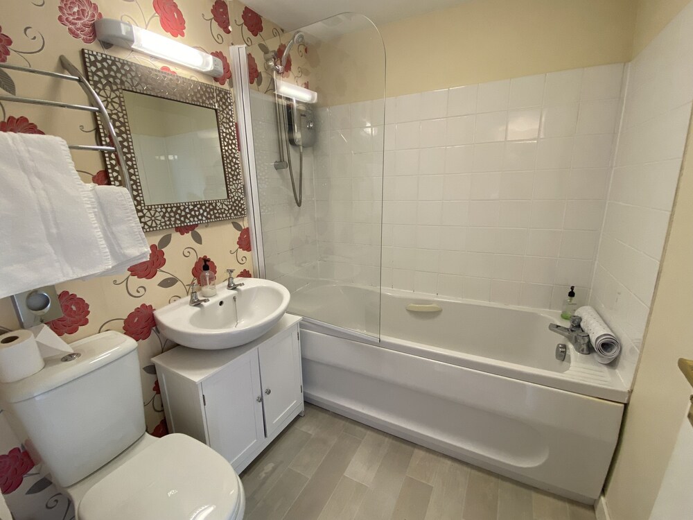 Bathroom, Columba House Hotel & Garden Restaurant