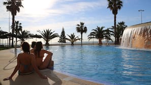 Una piscina al aire libre