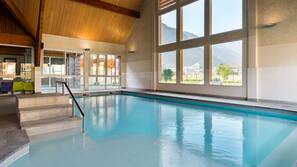 Una piscina cubierta