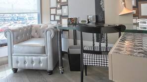 Coffre-forts dans les chambres, décoration personnalisée, bureau