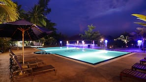 2 outdoor pools