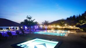 2 outdoor pools