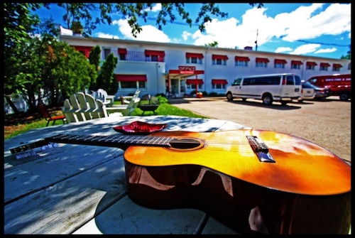 Great Place to stay Holiday Music Motel near Sturgeon Bay 