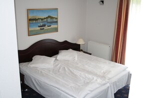 Hypo-allergenic bedding, desk, iron/ironing board, cribs/infant beds