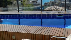 Piscine extérieure, parasols de plage, chaises longues
