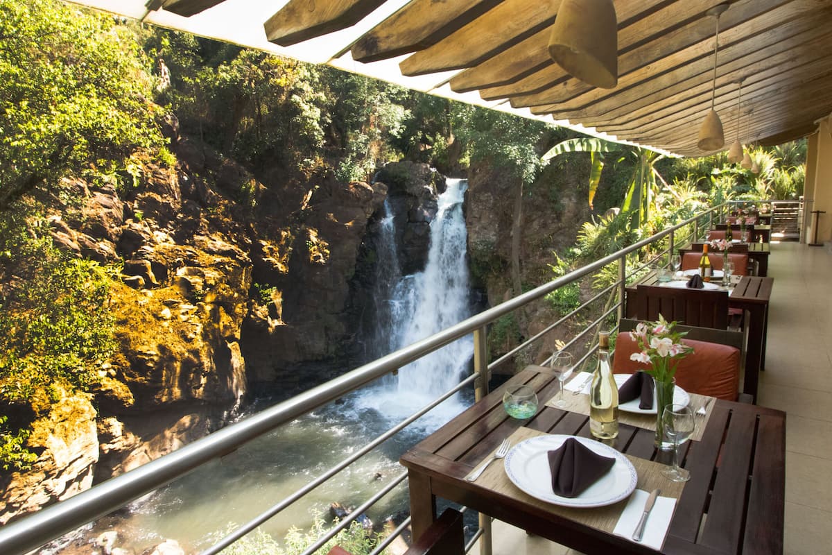 valle de bravo mexico | waterfall restaurant 