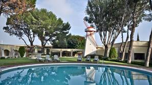 Una piscina al aire libre