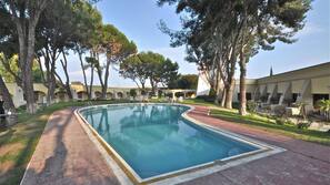 Una piscina al aire libre