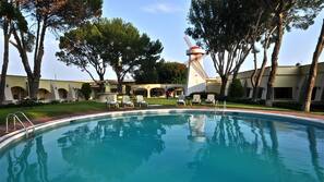 Una piscina al aire libre