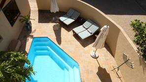 Piscine extérieure (ouverte en saison), parasols de plage
