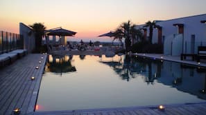 Piscina stagionale all'aperto, lettini