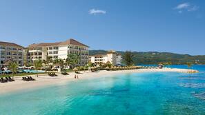Private beach, white sand, sun loungers, beach towels