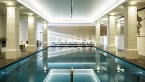 Innenpool, 2 Außenpools, Sonnenschirme, Liegestühle